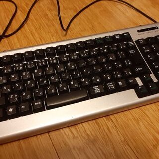 横幅の狭いキーボード。エレコム製。小さめ、パソコンのキーボード