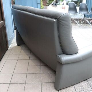 人気のkarimoku(カリモク家具)よりChitano(チターノ)の本革を使用した2.5人掛けソファーです！コンパクトでありながらシートはゆったりとした上品なデザインのレザー2.5Pソファー♪BJ205
