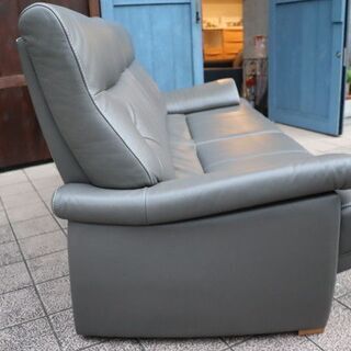 人気のkarimoku(カリモク家具)よりChitano(チターノ)の本革を使用した2.5人掛けソファーです！コンパクトでありながらシートはゆったりとした上品なデザインのレザー2.5Pソファー♪BJ205