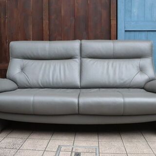 人気のkarimoku(カリモク家具)よりChitano(チターノ)の本革を使用した2.5人掛けソファーです！コンパクトでありながらシートはゆったりとした上品なデザインのレザー2.5Pソファー♪BJ205