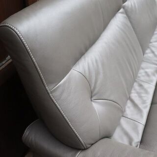 人気のkarimoku(カリモク家具)よりChitano(チターノ)の本革を使用した2.5人掛けソファーです！コンパクトでありながらシートはゆったりとした上品なデザインのレザー2.5Pソファー♪BJ205