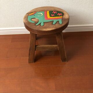 木彫りの小さな椅子