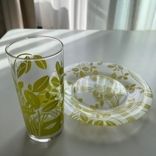 薄い緑の花柄のコップとお皿のセット