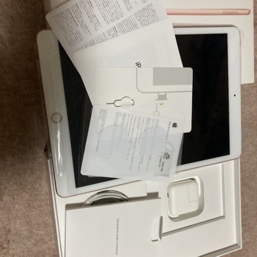 iPad 7Wi-Fiセルラー◯判定新品同様SIMロック解除済付属品込み★Wi-Fiセルラーキャリアモデル第7世代 iPadほぼ未使用美品❤︎残債無し︎SIMロック解除済SIMフリー❤︎ネットワーク利用制限可能◯ずっと使っていられる安全で安心のAppleiPadタブレット端末セット(*'ω'*)正規品(^_^) iPad7世代Wi-Fiセルラー︎３２㎇︎ゴールド︎SIMロック解除済み✩.*˚SIMフリー端末꙳★*ﾟ未使用美品♥人気♥iPad7世代☆*。専用の別売りケース付♥