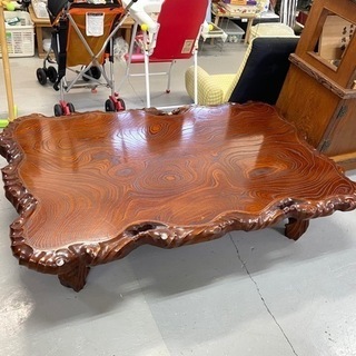 一枚板の木製テーブル