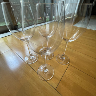 ワイングラスと四角の皿とマグカップ