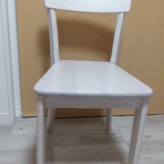 白い木製椅子