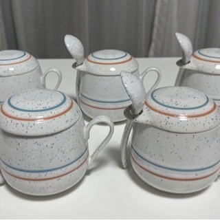 陶器製のふた付きカップとスプーンの5セット