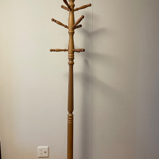 木製のコートかけ　高さ:約180センチ