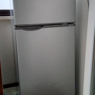 シャープの2ドア小型冷蔵庫（2016年製）