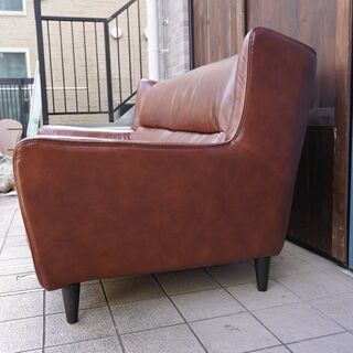 IDC OTSUKA(大塚家具)のアプレ本革2人掛けソファです！レトロなフォルムが魅力的な2Pソファー。カフェスタイル、ヴィンテージテイスト、北欧テイストなどにもおすすめのラブソファです♪BJ213
