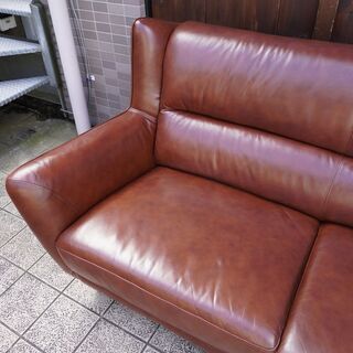 IDC OTSUKA(大塚家具)のアプレ本革2人掛けソファです！レトロなフォルムが魅力的な2Pソファー。カフェスタイル、ヴィンテージテイスト、北欧テイストなどにもおすすめのラブソファです♪BJ213