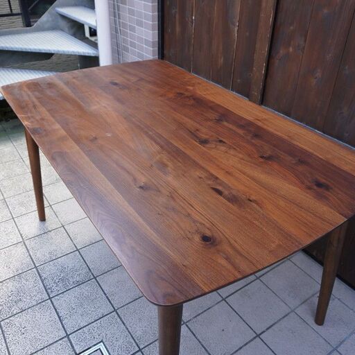 IDC OTSUKA(大塚家具)の木の素材感を楽しめるダイニングテーブル「シネマ2」。ウォールナット無垢材を使用した食卓は北欧スタイルなどに♪コンパクトなサイズはサイドテーブルとしても。BJ214