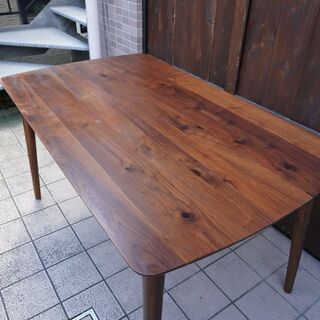 ダイニングテーブル IDC OTSUKA(大塚家具)の木の素材感を楽しめる