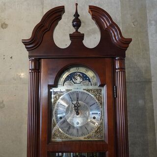 アメリカの時計メーカーHoward Miller(ハワード・ミラー)よりアンティーク調の機械式 ホールクロック/Kieningerムーブメントです！上品で高級感のある置き時計はインテリアのアクセントにBJ218