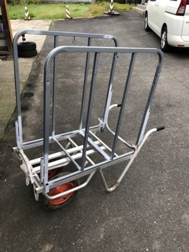 アルミ台車と花収穫又は雑草運びなど色々使用出来ます。売ります