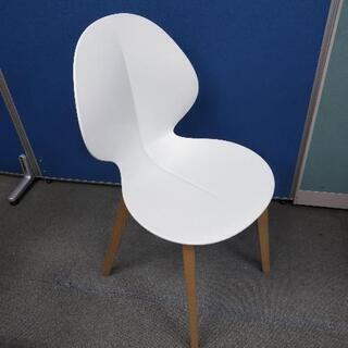 ITALY製の椅子　樹脂形成シングルチェアー