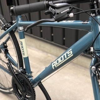 売切◇新車☆アルミフレーム シマノ21段 クロスバイク ROOTS 限定