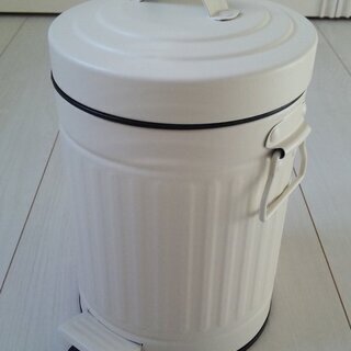 ペダル式ペール缶 ◆ 蓋つきゴミ箱 ダストボックス ◆ 丸型