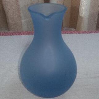 ブルーがとてもきれいな花瓶?水入れです。フォルムも素敵です♥