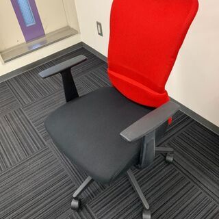 【10月29日まで】赤いオフィス用のメッシュ素材チェア