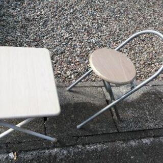 折畳み小型テーブル椅子　無料