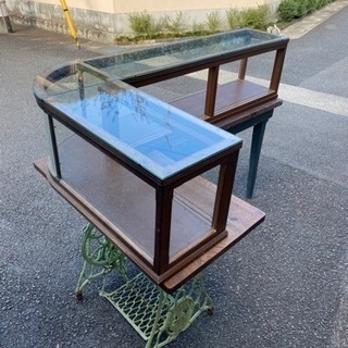 アンティークL型ショーケース。