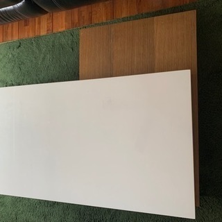 重量感のあるセンターテーブルです。