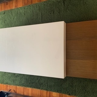 重量感のあるセンターテーブルです。
