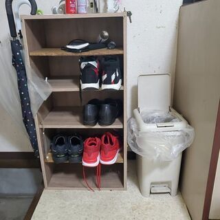 木材靴棚とゴミ箱