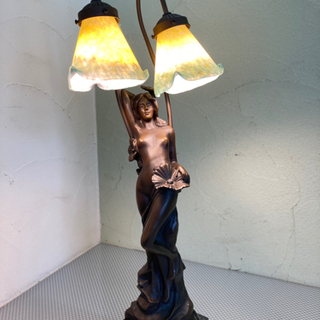 ブロンズ像 レトロなランプ スレンダー美人