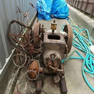 アンティークな発動機。お店のオブジェにいかが?