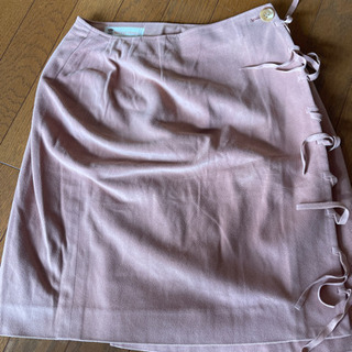 薄いピンク色の巻きスカート
