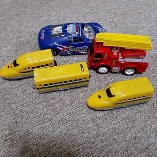 ドクターイエロ新幹線や消防車、レーサーなどのおもちゃセット