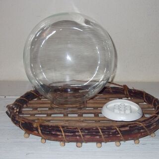 球形に近い形のガラスの容器　