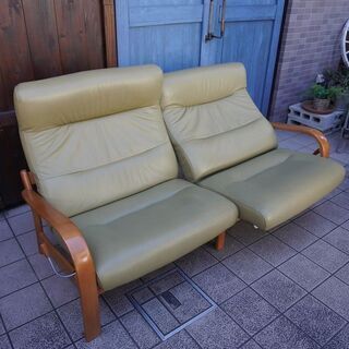 Karimoku(カリモク家具)のディエーレシリーズより本革2.5人掛けリクライニングソファー。シンプルで優しいフォルムのロータイプ2.5シーターレザーソファはリビングはもちろんシアタールームにも♪BJ314