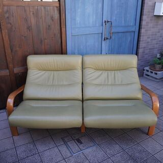 Karimoku(カリモク家具)のディエーレシリーズより本革2.5人掛けリクライニングソファー。シンプルで優しいフォルムのロータイプ2.5シーターレザーソファはリビングはもちろんシアタールームにも♪BJ314