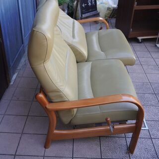 Karimoku(カリモク家具)のディエーレシリーズより本革2.5人掛けリクライニングソファー。シンプルで優しいフォルムのロータイプ2.5シーターレザーソファはリビングはもちろんシアタールームにも♪BJ314