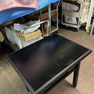 渋い黒テーブル