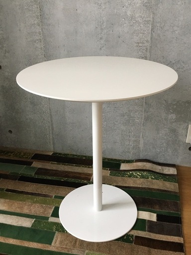 真っ白でシンプルなテーブル
