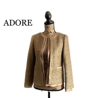【極美品】ADORE アドーア ノーカラーショートジャケット ギャザー ベージュ ADORE｜アドーアのノーカラージャケット（ベージュ系）通販