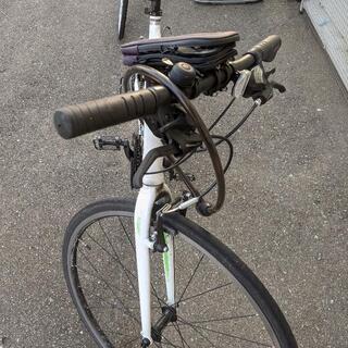 ○27インチクロスバイク/ホワイト/シマノ製8段変速ギア/カギ付き/税込¥