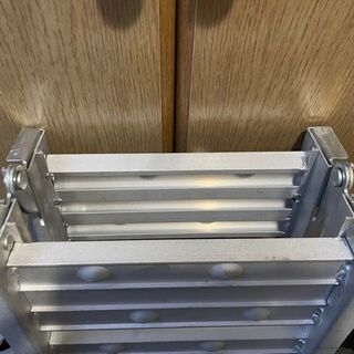 【ほぼ新品】【屋内保管】軽量アルミラダー　2本セット　折畳式　耐荷重２００ＫＧ(本)　