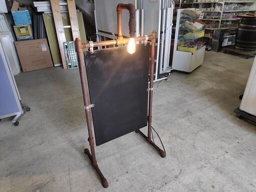 ガス管フレームの黒板看板　LED電球付き　インダストリアル　シャビー『中古、使用感あり』　【リサイクルショップサルフ】