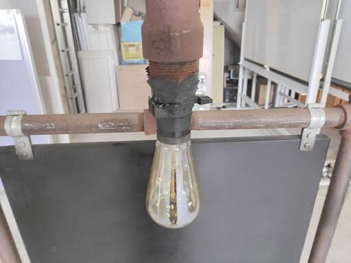 ガス管フレームの黒板看板　LED電球付き　インダストリアル　シャビー『中古、使用感あり』　【リサイクルショップサルフ】