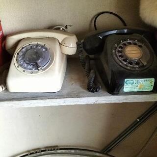 黒電話機と白い電話機
