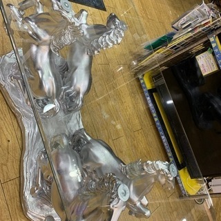 11/18 値下げ⭐️ゴージャス⭐️躍動馬彫刻台座 ガラステーブル 参考