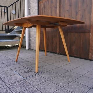 イギリスercol(アーコール)社のエルム無垢材を使用したバタフライ ダイニングテーブルです。北欧スタイルやカフェスタイルとも相性の良いシンプルで丸みを帯びたフォルムはダイニングを優しい雰囲気に♪BJ324