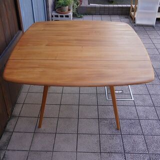 イギリスercol(アーコール)社のエルム無垢材を使用したバタフライ ダイニングテーブルです。北欧スタイルやカフェスタイルとも相性の良いシンプルで丸みを帯びたフォルムはダイニングを優しい雰囲気に♪BJ324