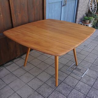 イギリスercol(アーコール)社のエルム無垢材を使用したバタフライ ダイニングテーブルです。北欧スタイルやカフェスタイルとも相性の良いシンプルで丸みを帯びたフォルムはダイニングを優しい雰囲気に♪BJ324